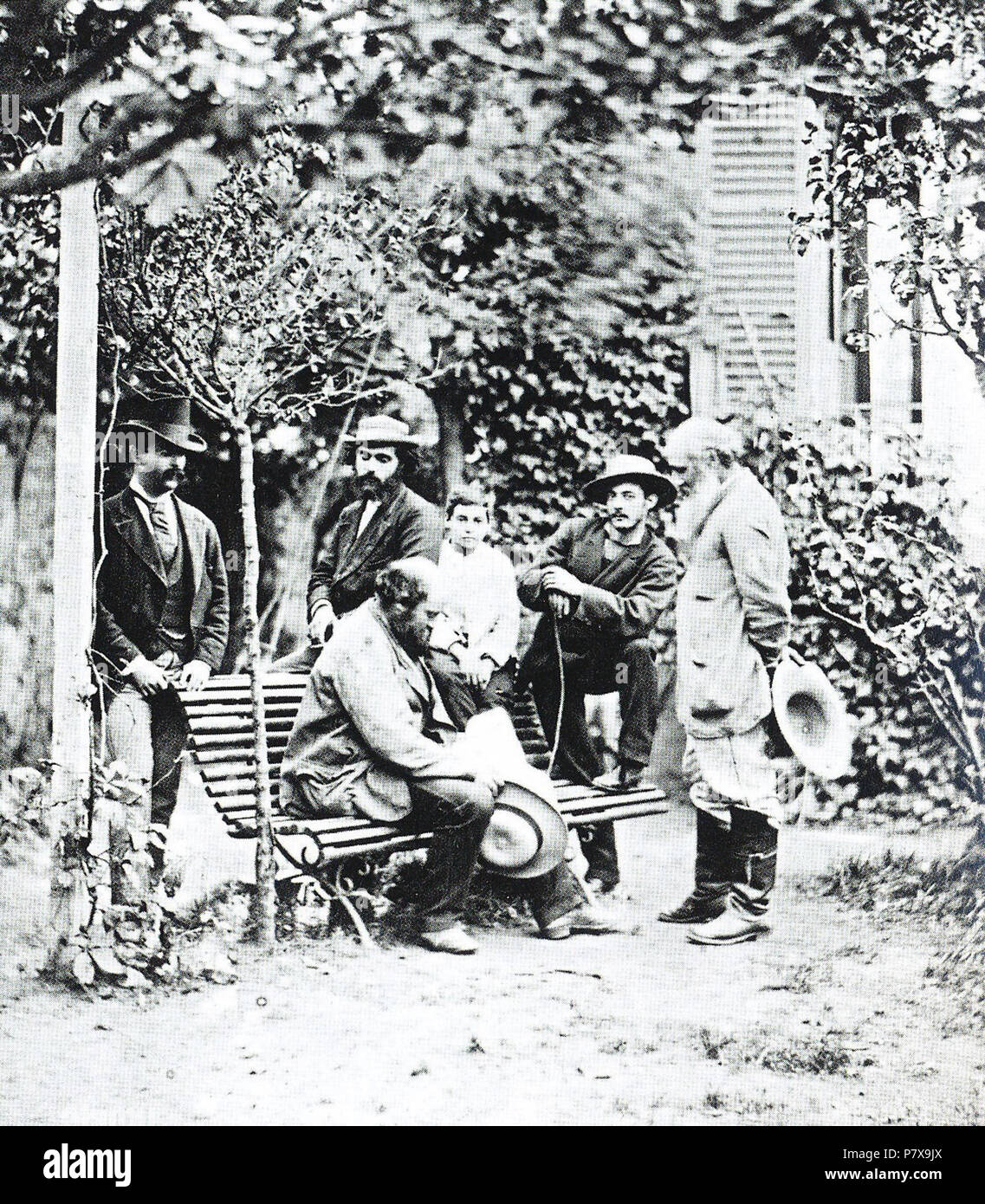 Inglese: Groupe d amis à Auvers-sur-Oise en 1874 à droite Camille Pissaro assis Paul Cézanne les autres sont à gauche Martinès (photographe), puis derrière Cézanne , Alphonso (étudiant en médecine et peintre amatoriale), l'enfant Lucien Pissarro (au milieu) et Aguiar (de Cuba). in Coll Les Pissarro une famille d'artistes, Musées de Pontoise Pontoise, 2006 p125. 1874 176 Groupe-a-Auvers-en-1873-a-droite-pissarro-assis-cezanne-guillaumin-cordey-et-vignon Foto Stock