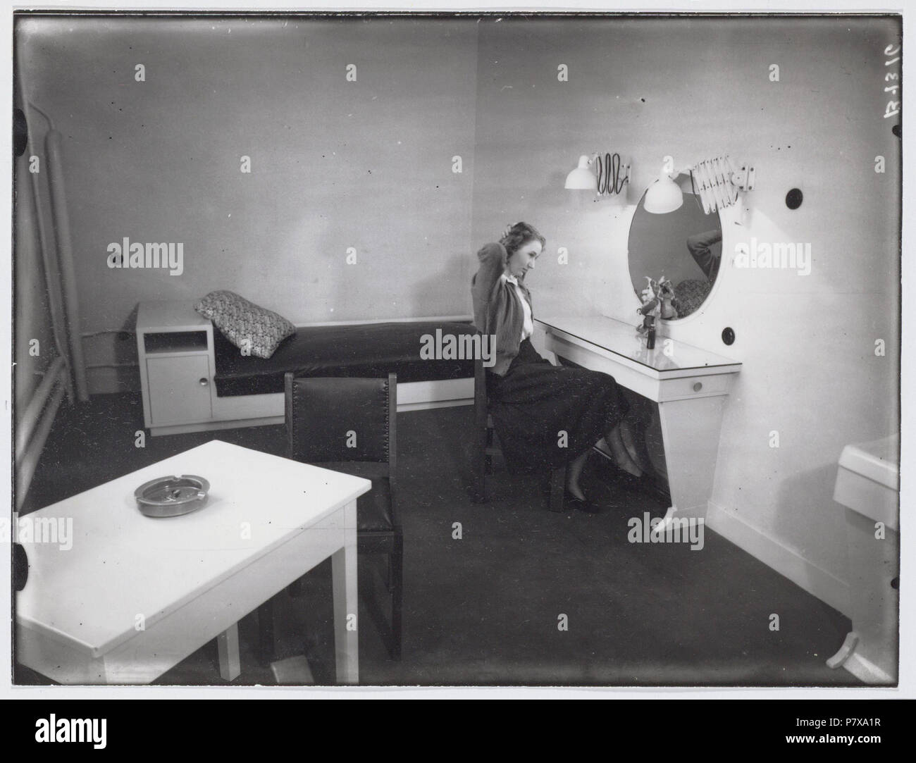 Nederlands: Beschrijving Duivendrechtsekade 83-87, interieur Cinetone Filmstudio il actrice in een decor. Documenttype foto Vervaardiger Merkelbach, Atelier J. Collectie Collectie Atelier J. Merkelbach Datering 1946 ca. t/m 1948 ca. Geografische naam Duivendrechtsekade Inventarissen http://archief.amsterdam/archief/10164/36390 Afbeeldingsbestand B00000002830 generato con Dememorixer . 1946 ca. t/m 1948 ca. 217 Giacobbe Merkelbach, AFB B00000002830 Foto Stock