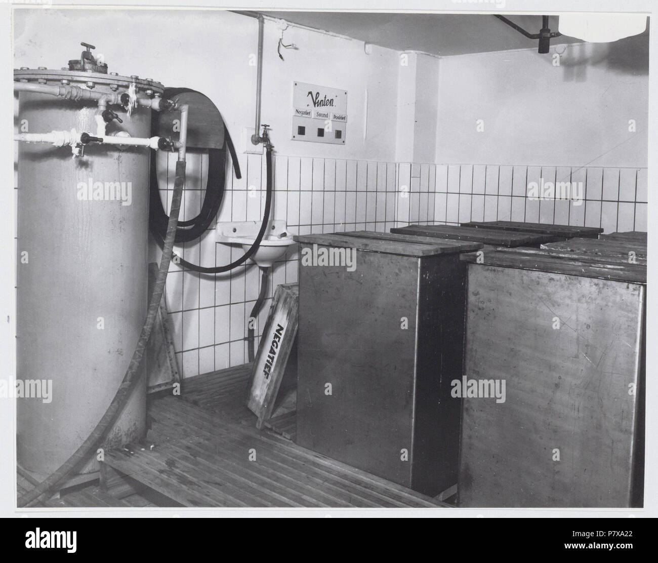 Nederlands: Beschrijving Duivendrechtsekade 83-87, interieur Cinetone Filmstudio Filmlab del. Documenttype foto Vervaardiger Merkelbach, Atelier J. Collectie Collectie Atelier J. Merkelbach Datering 1946 ca. t/m 1948 ca. Geografische naam Duivendrechtsekade Inventarissen http://archief.amsterdam/archief/10164/36396 Afbeeldingsbestand B00000002836 generato con Dememorixer . 1946 ca. t/m 1948 ca. 217 Giacobbe Merkelbach, AFB B00000002836 Foto Stock