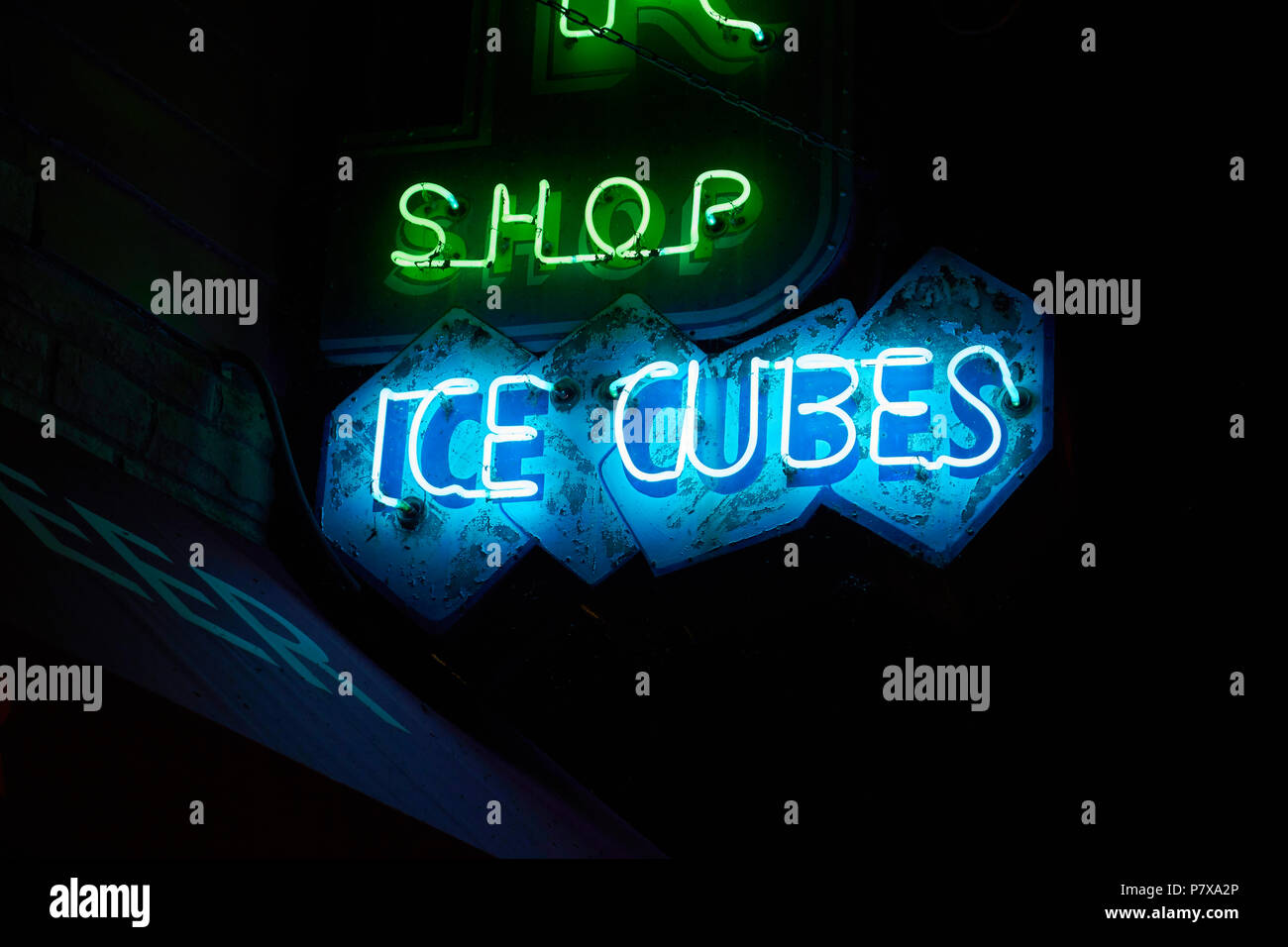Insegna al neon di notte. Il blu e il verde Neon. Madison, WI Foto Stock