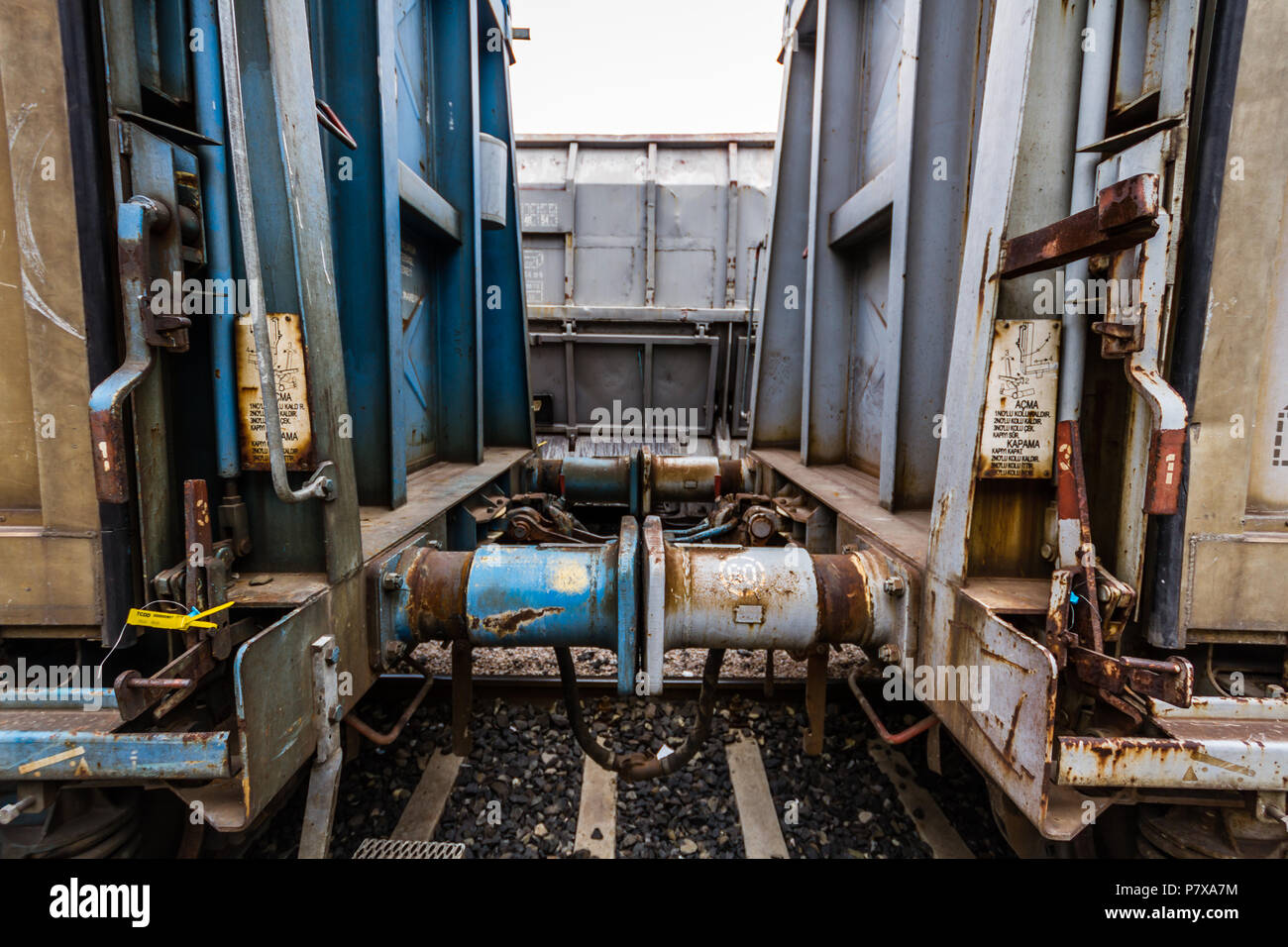 Il vecchio stile a gancio di accoppiamento ferroviarie e tamponi per carri di collegamento Foto Stock