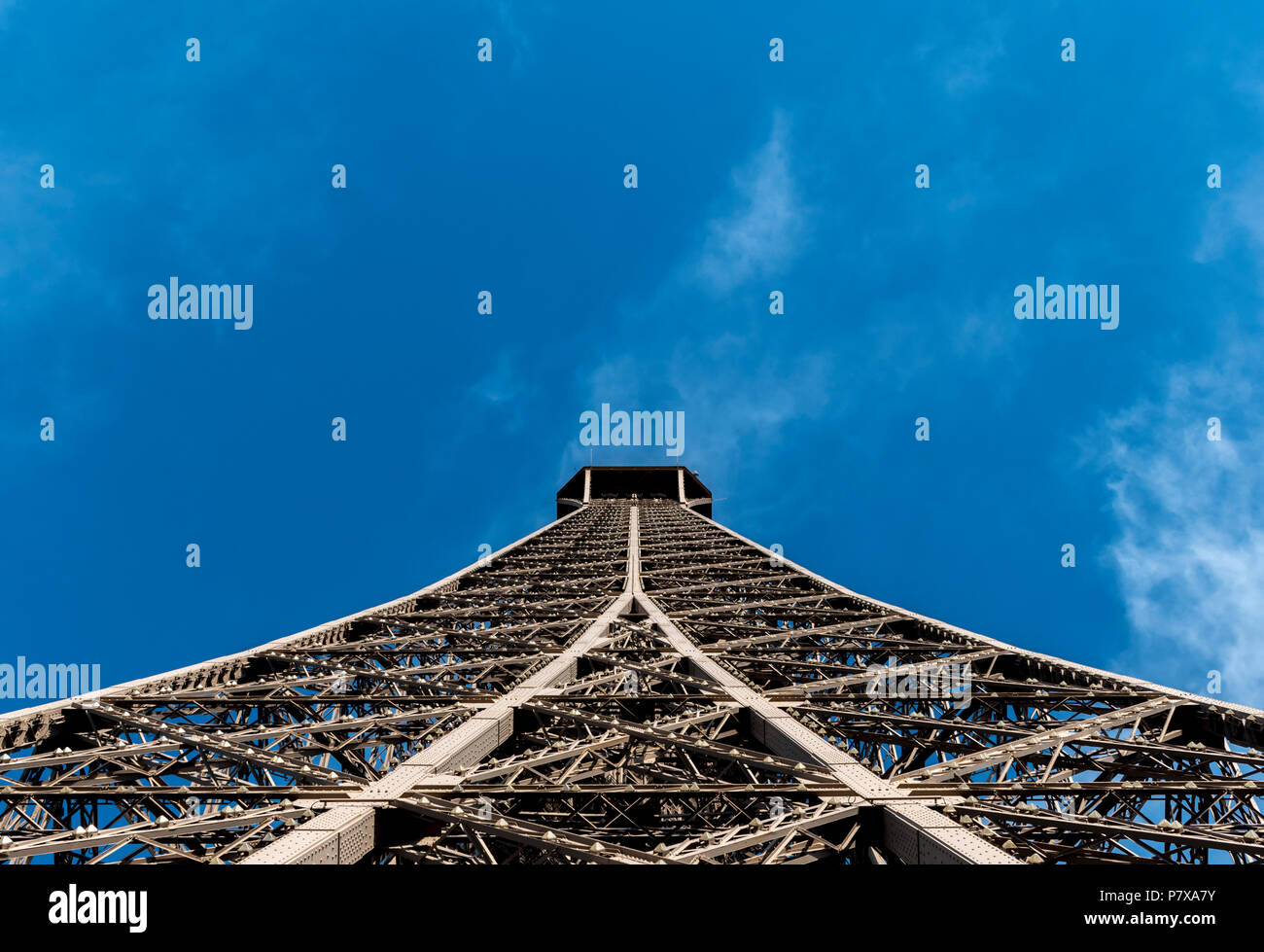 Super bassa angolazione della Torre Eiffel, Paris, Francia dalla seconda piattaforma di osservazione Foto Stock