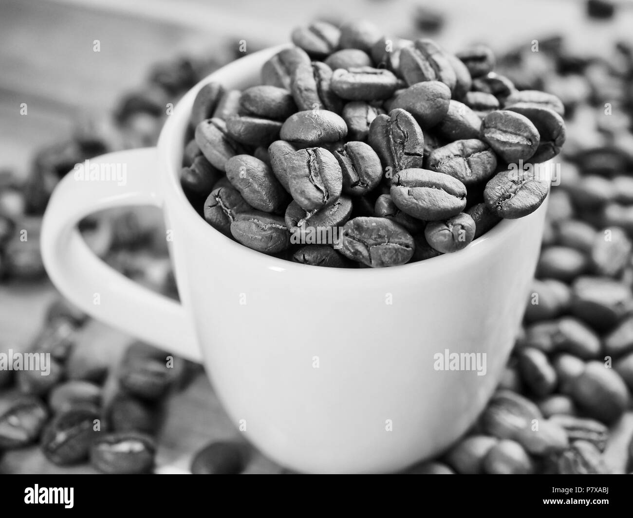 Espress bianco cup e i chicchi di caffè Foto Stock