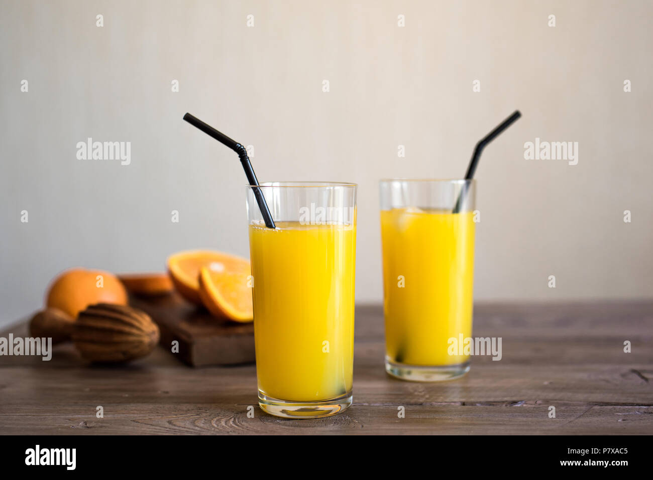 Organico fresco succo di arancia. In casa di agrumi succo di arancia in bicchieri sul tavolo di legno, copia dello spazio. Foto Stock