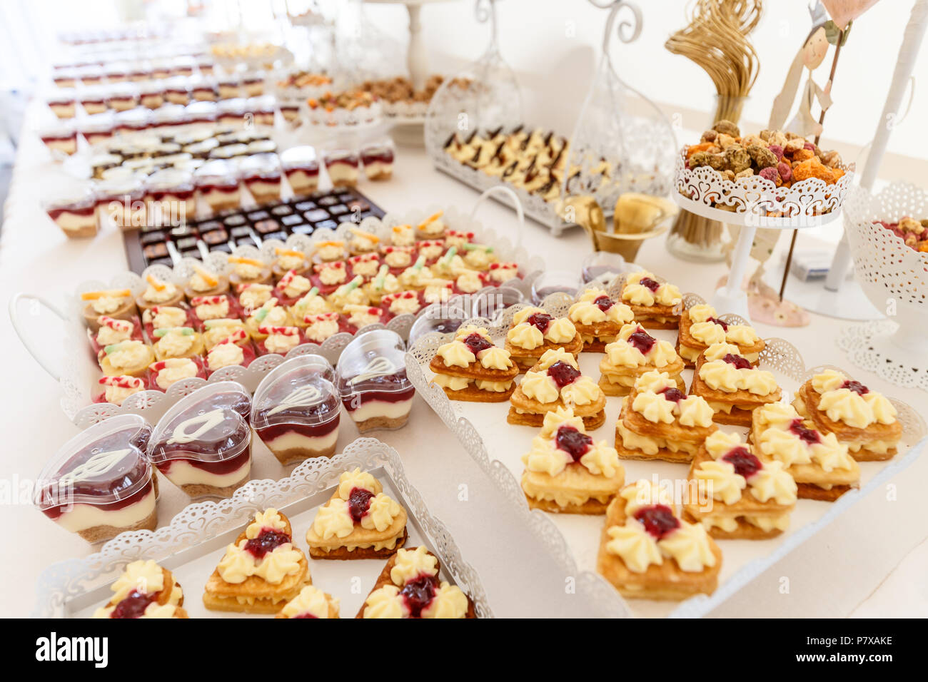 Torte di lusso sul matrimonio tabella dessert nel ristorante Foto Stock