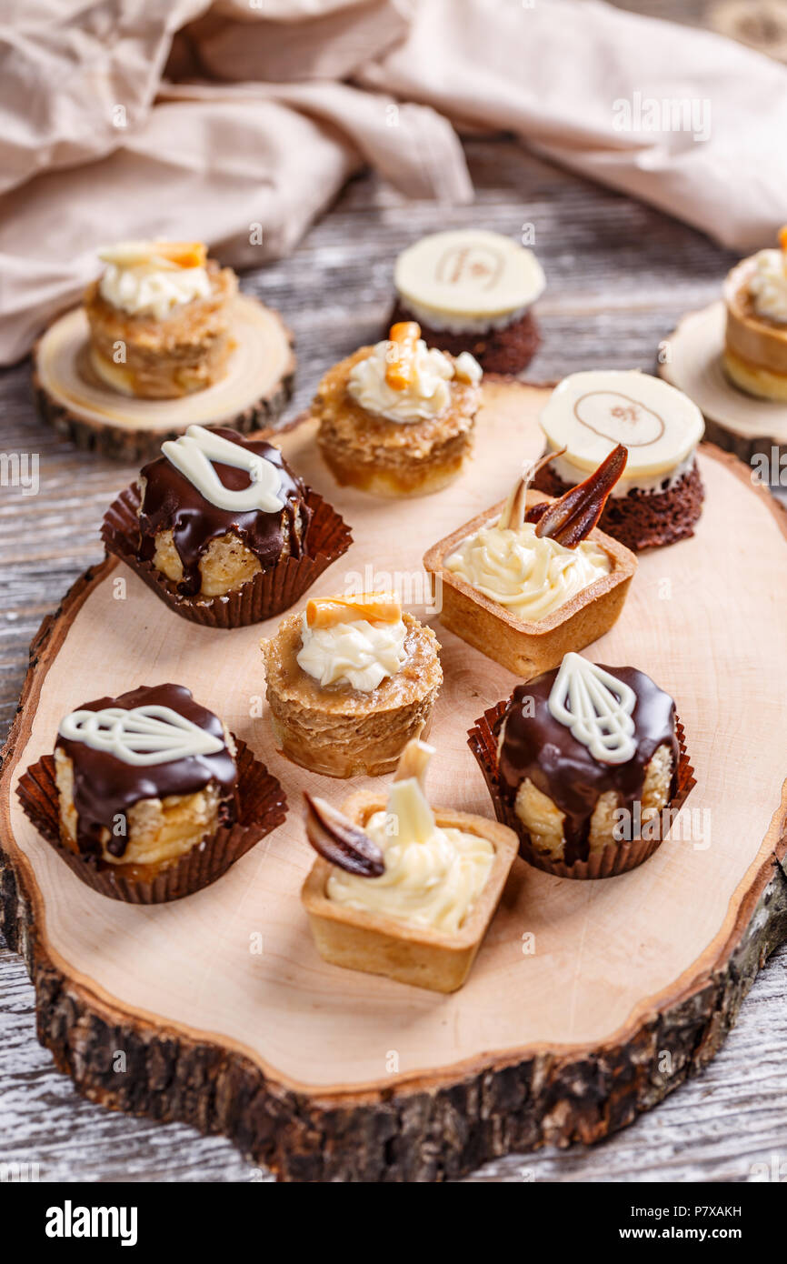 Delizioso mini torte con panna e cioccolato Foto Stock