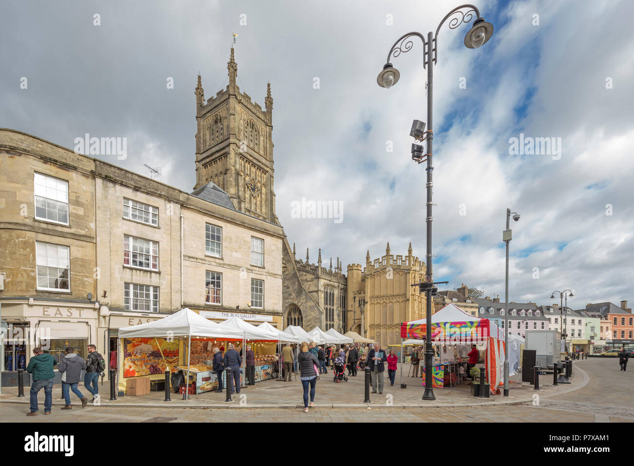 Il Cotswold città mercato di Cirencester e la chiesa di San Giovanni Battista, Gloucestershire, England, Regno Unito Foto Stock