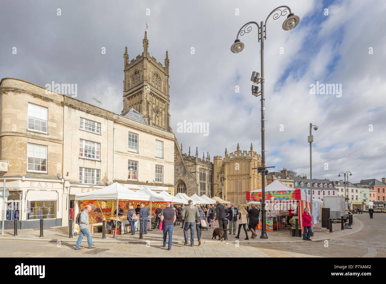 Il Cotswold città mercato di Cirencester e la chiesa di San Giovanni Battista, Gloucestershire, England, Regno Unito Foto Stock