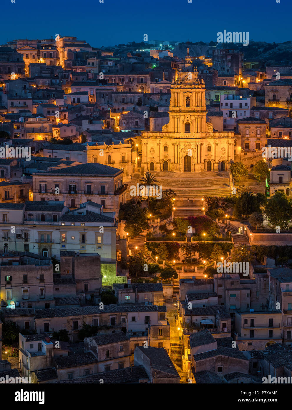 Modica al tramonto, sorprendente città in provincia di Ragusa, nella regione italiana della Sicilia (Sicilia). Foto Stock