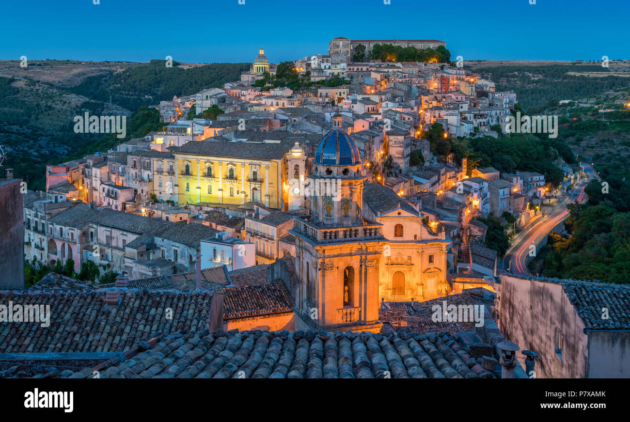 Ragusa al tramonto, famosa città barocca in Sicilia, Italia. Foto Stock