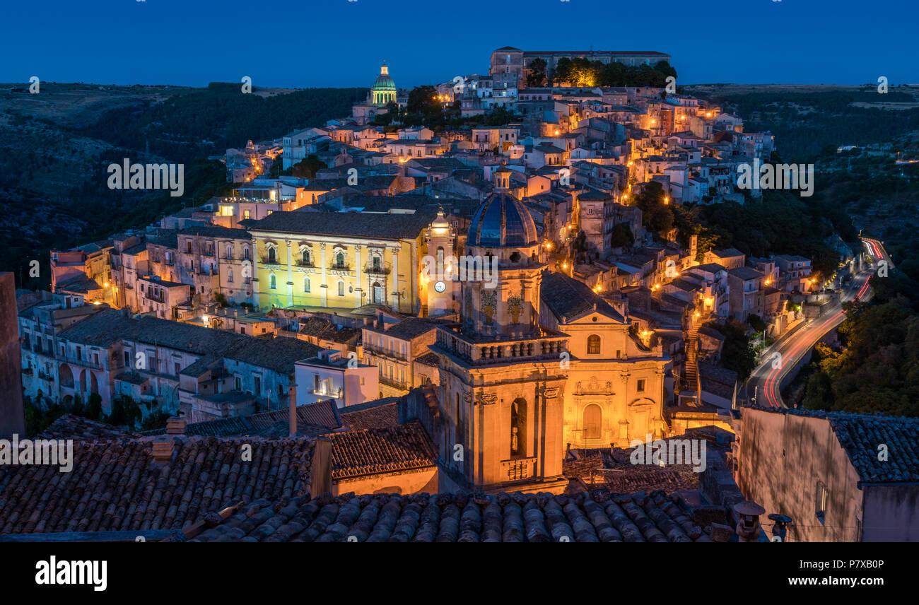 Ragusa al tramonto, famosa città barocca in Sicilia, Italia. Foto Stock