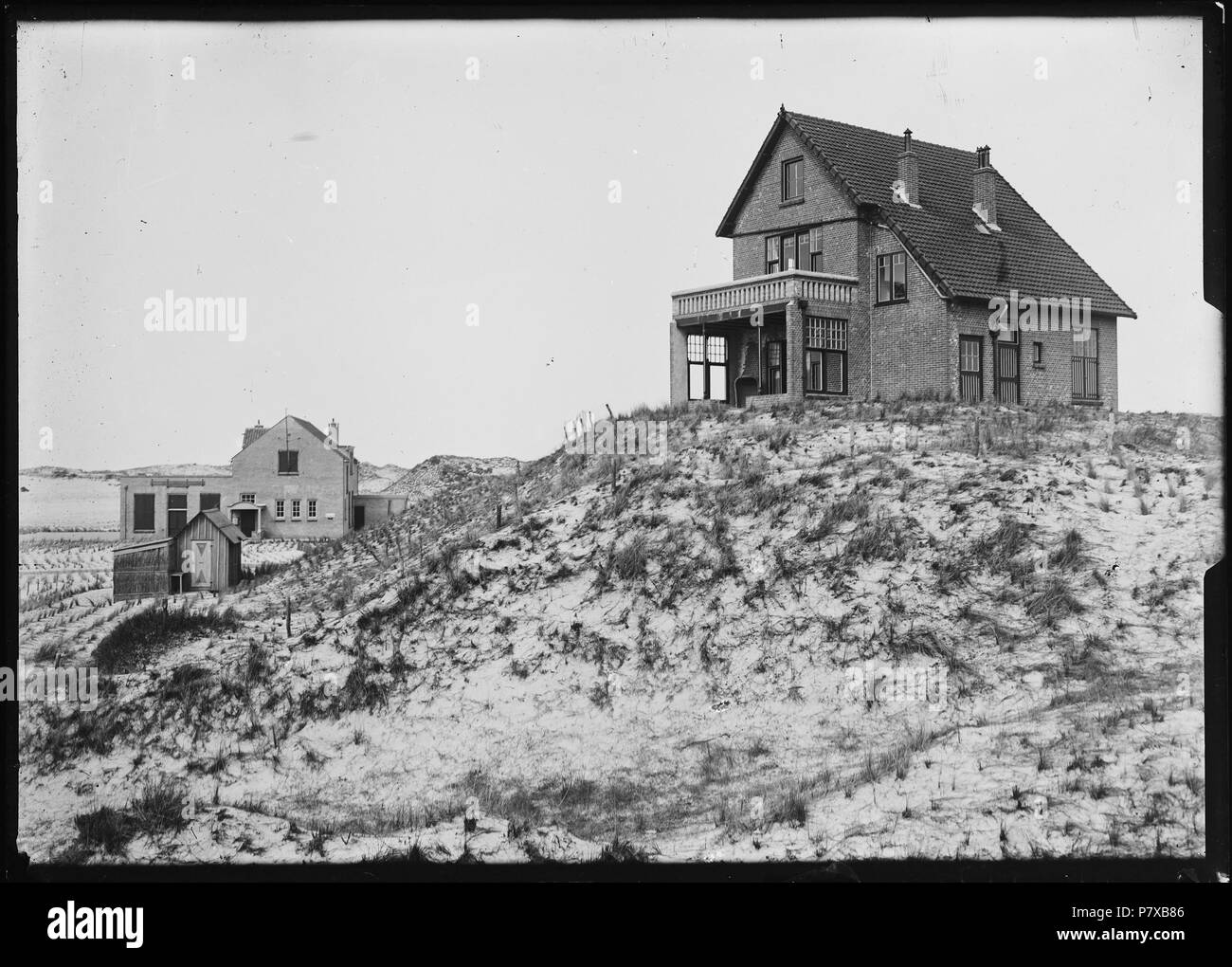 Op de voorgrond het huis "Ulisse". In het verschiet ristorante 'Nassau' daarvoor met het houten huisje 'Casina Mia". Datum: 1920 Catalogusnummer: FO1400091 . Il 20 luglio 2015, 15:39 310 Pier Panderstraat (19671433689) Foto Stock