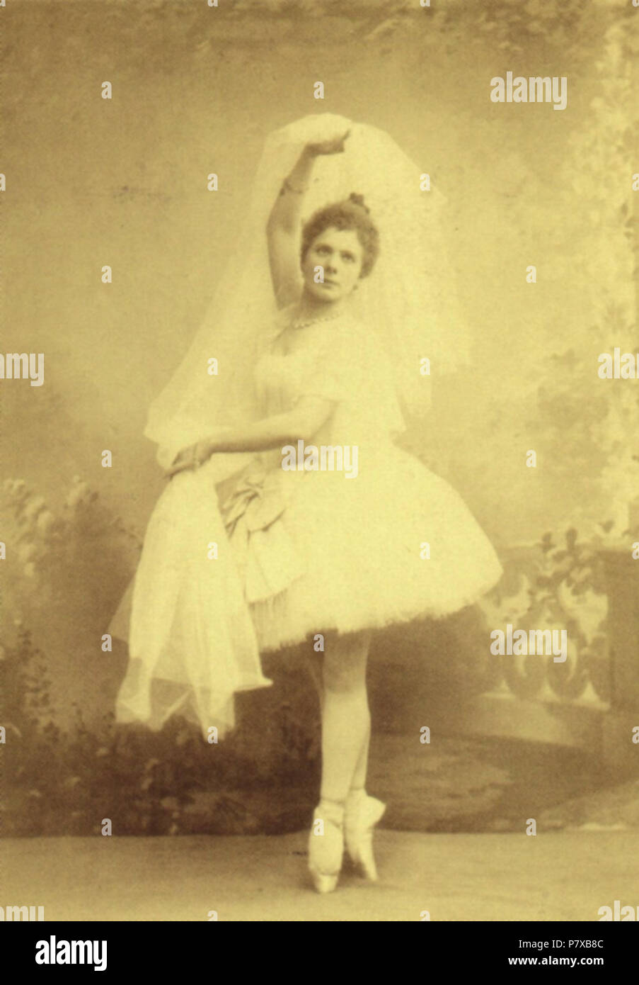 Inglese: fotografia di Pierina Legnani (1863-1923), prima ballerina assoluta del San Pietroburgo Teatri Imperiali. Ella è costume per il 'Danse du voile' chiamato "Une fantaisie' dal primo atto della produzione originale del coreografo Marius Petipa (1818-1910) & il compositore Alexander Glazunov (1865-1936) 1898 balletto Raymonda "". 10 Febbraio 2012 310 Pierina Legnani in Raymonda, atto I, 1898 - "Danse du voile" Foto Stock