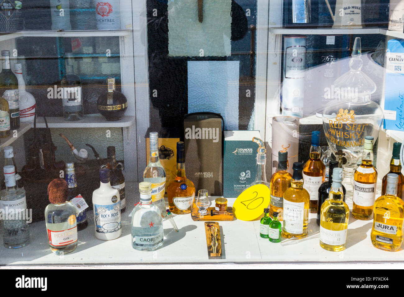 Un assortimento di bevande alcoliche in varie dimensioni e colori in un negozio di articoli da regalo in vetro Tobermory, Isle of Mull, Argyll and Bute, Scotland, Regno Unito Foto Stock