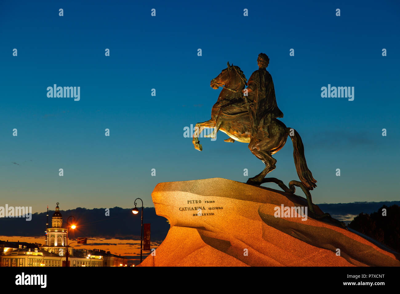 Il Cavaliere di bronzo - statua equestre di Pietro il Grande. Uno dei simboli di San Pietroburgo, notte bianca. Foto Stock