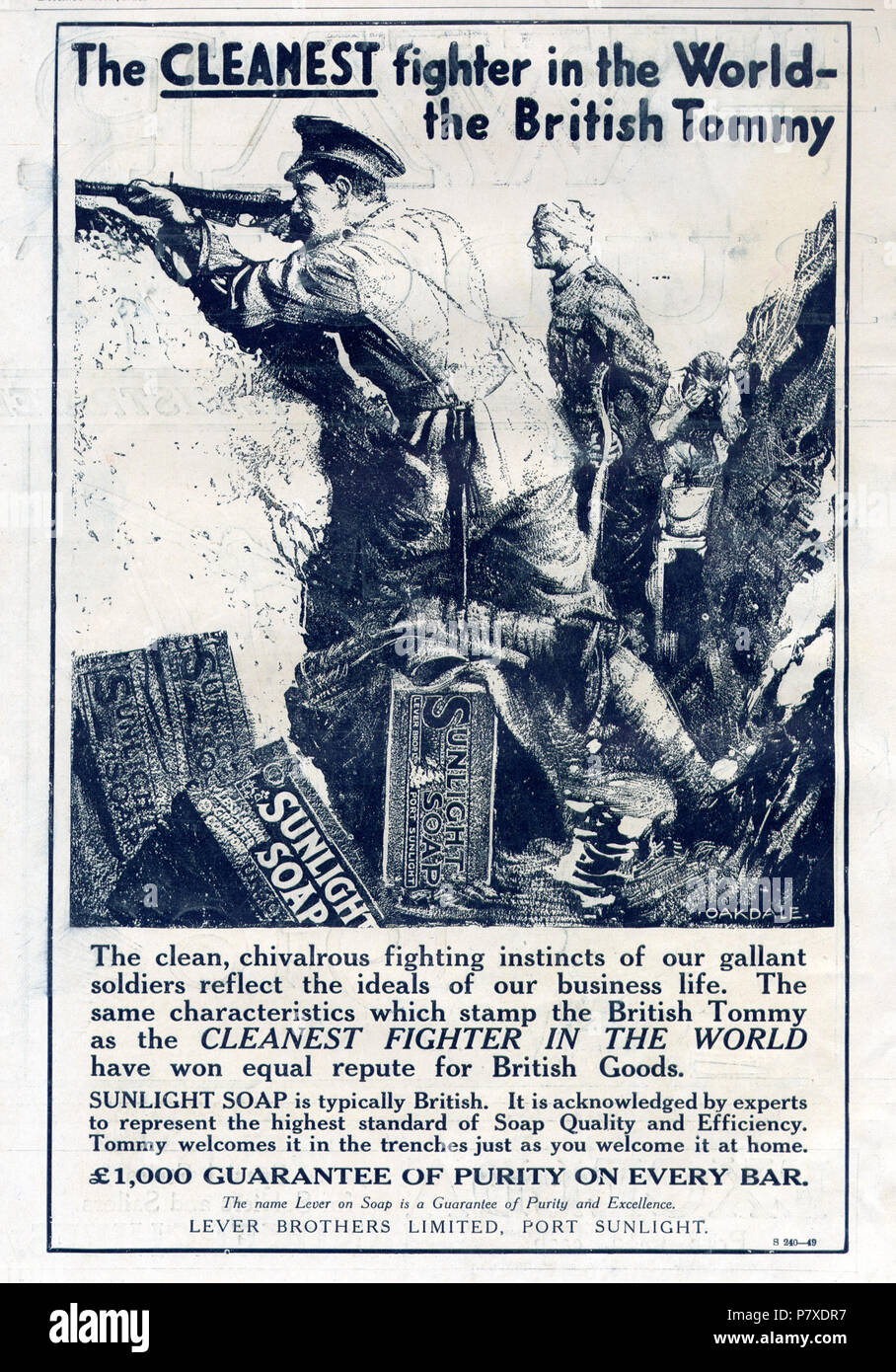 Inglese: questo annuncio promuove "sapone unlight' dalla leva Brothers Ltd con la rivendicazione: 'il combattente più pulita del mondo - il British Tommy." Il disegno raffigura tre soldati in una grande guerra di trincea, uno sparare la sua pistola, uno con una ferita alla testa e una balneazione. La luce del sole scatole di sapone vengono collocati in modo preminente in primo piano. L'annuncio è comparso a pagina ii del dic. 30, 1915 il problema della guerra inglese rivista 'Il bilancio di guerra". Deutsch: Diese englische Werbung für 'Sunlight sapone' wirbt mit einer Zeichnung eines 1.-Weltkriegs-Schützengrabens, voll mit Sunlight-Seife und Spruch dem: 'Der sauberste Kämpfe Foto Stock