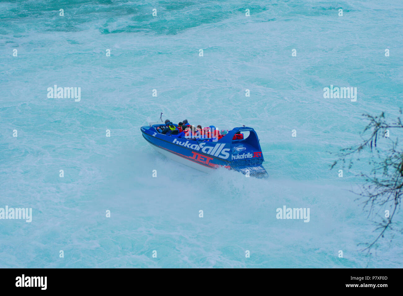 Cascate Huka Jet Boat navigando attraverso le rapide Foto Stock