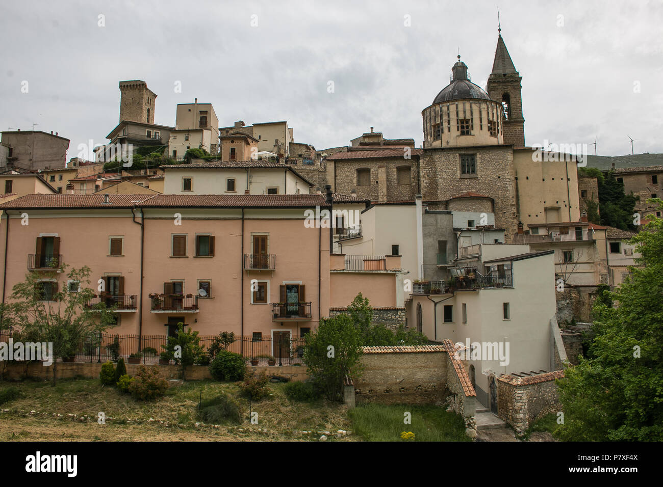 Vista panoramica di Cocullo borgo medioevale in Abruzzo, Italia Foto Stock