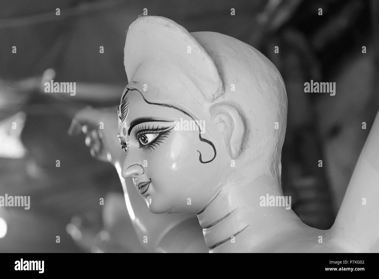 Idolo di dea Indù Durga durante il Bengala Durga Puja festival Foto Stock