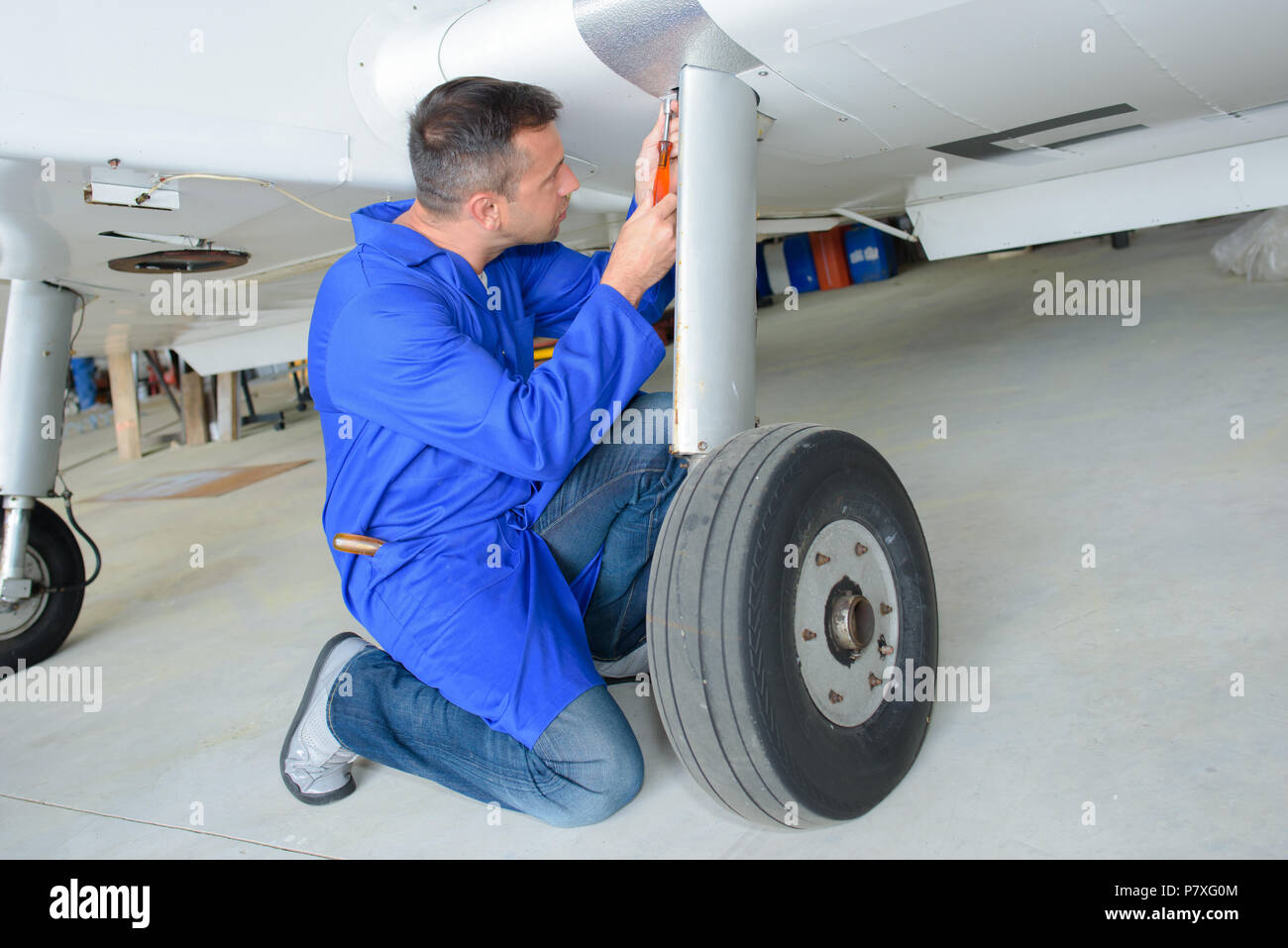 Lavoro meccanico su aerei di atterraggio Foto Stock