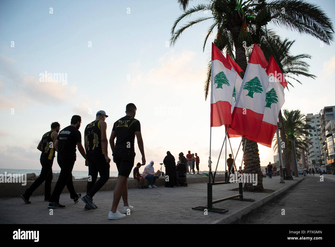 Il Basket team di camminare sulla spiaggia in Libano dei pneumatici. Foto Stock