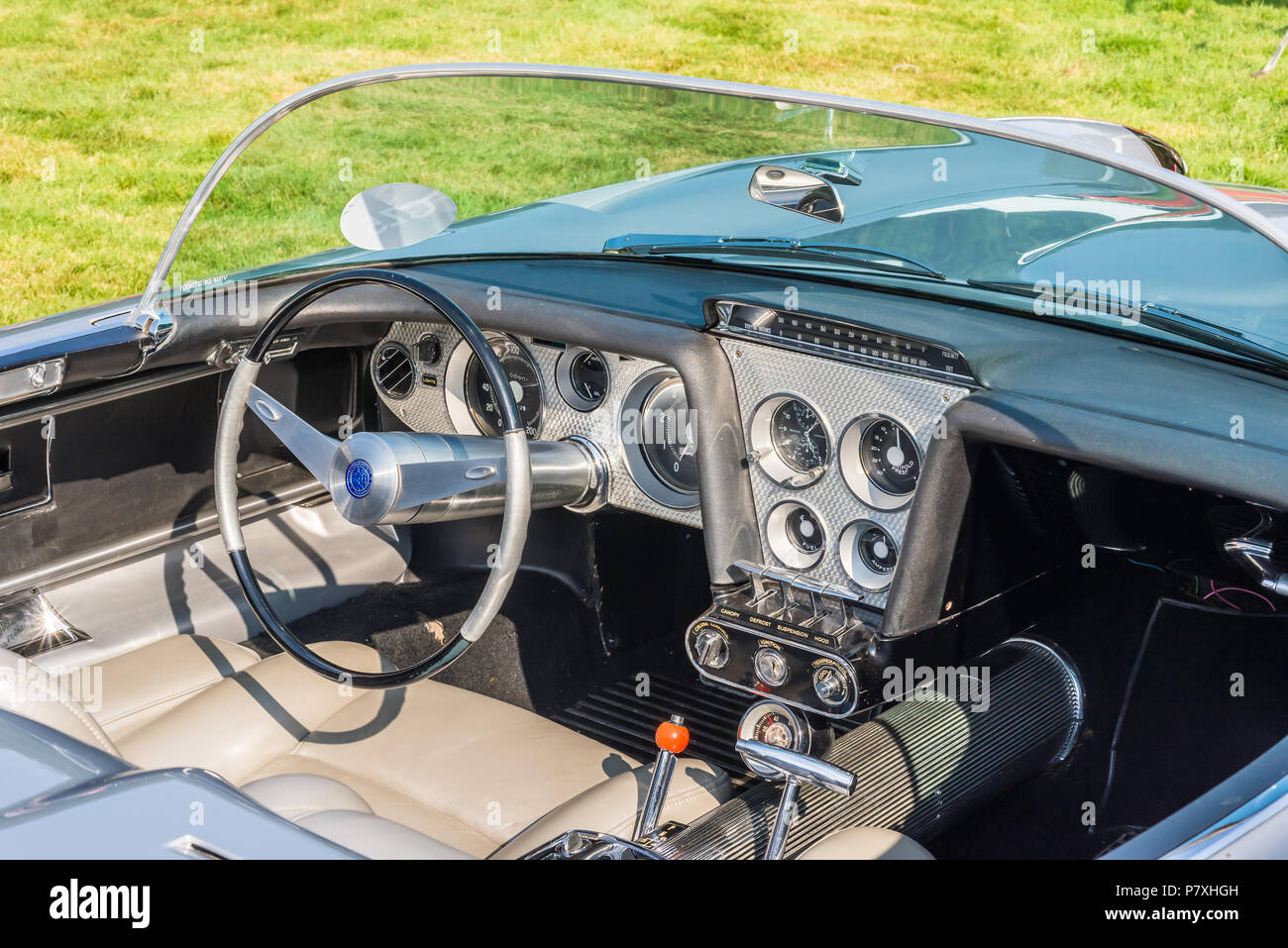 GROSSE POINTE SHORES, MI/STATI UNITI D'America - 17 giugno 2018: Close-up di un 1959 Cadillac Cyclone concetto dashboard a EyesOn Design show, vicino a Detroit, Michigan. Foto Stock