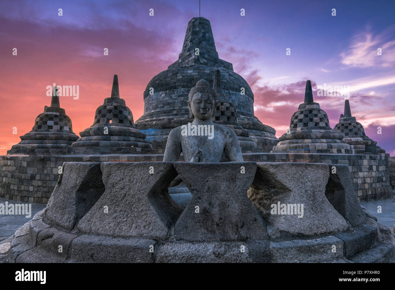Meditazione del mattino presso il Tempio Borobudur, Indonesia Foto Stock