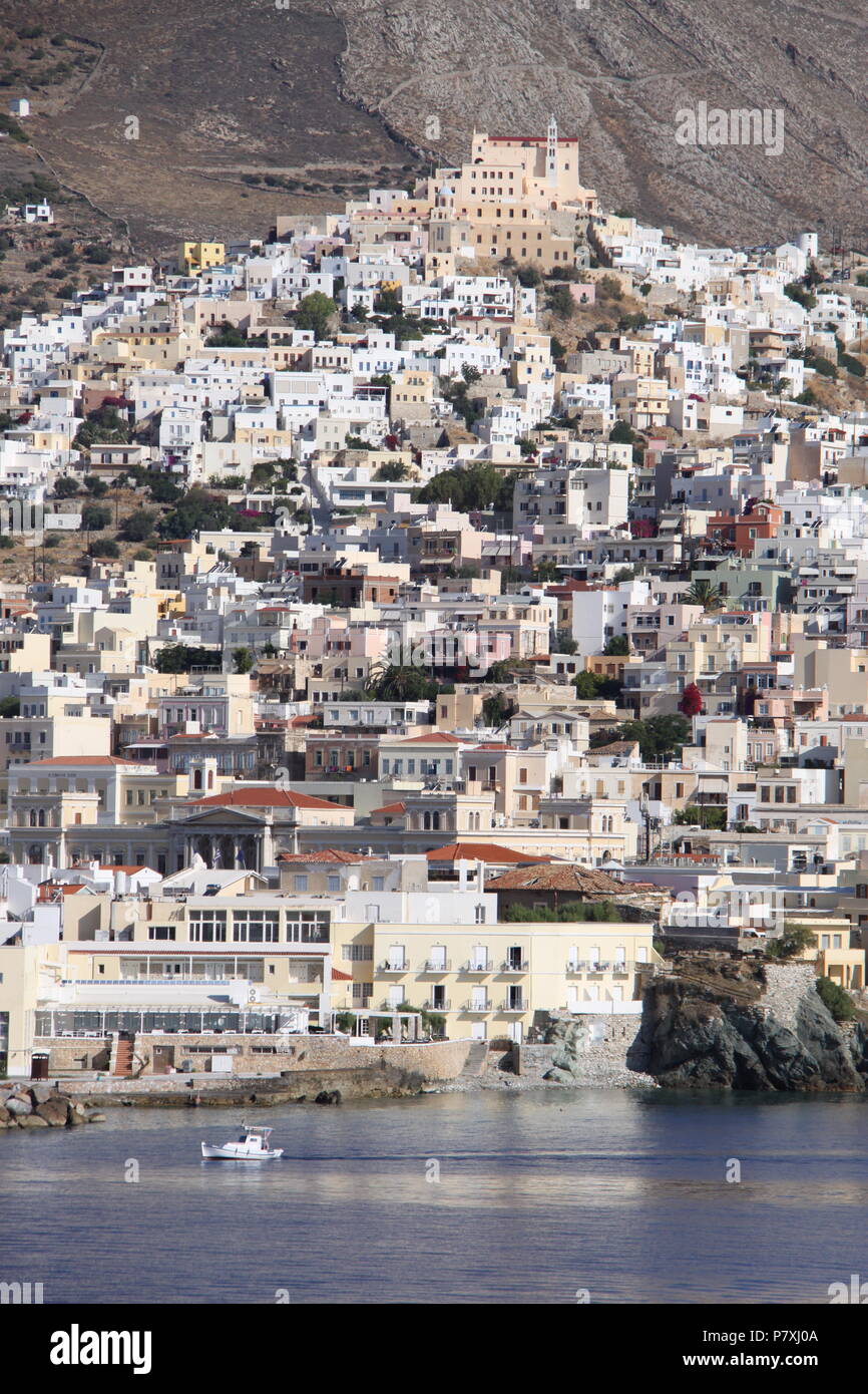 Vista dal mare di Ano Syros e Emoupolis distretti di Syros Island, Egeo Meridionale, Grecia, Peter Grant Foto Stock