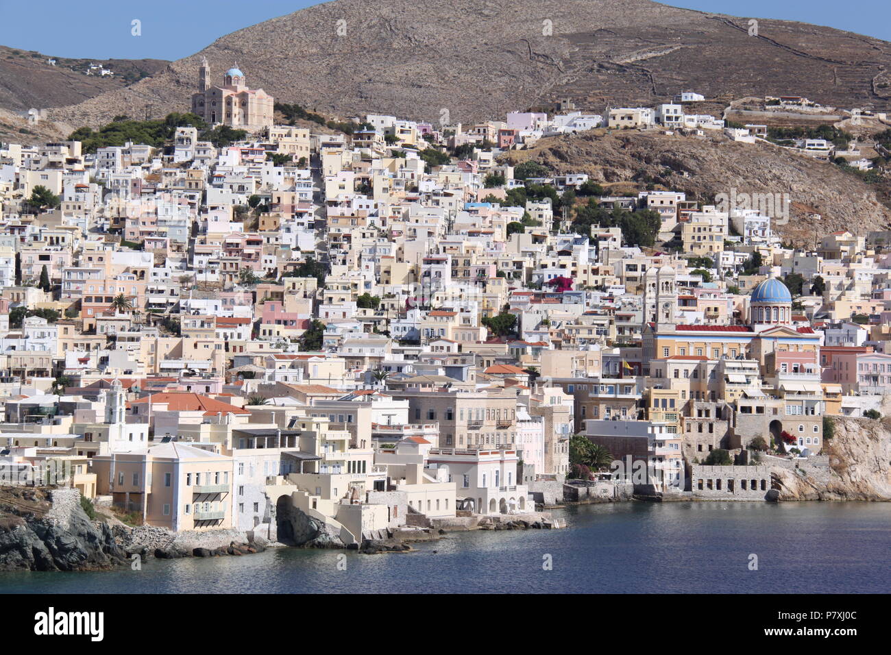 Vista dal mare di Ano Syros e Emoupolis distretti di Syros Island, Egeo Meridionale, Grecia, Peter Grant Foto Stock