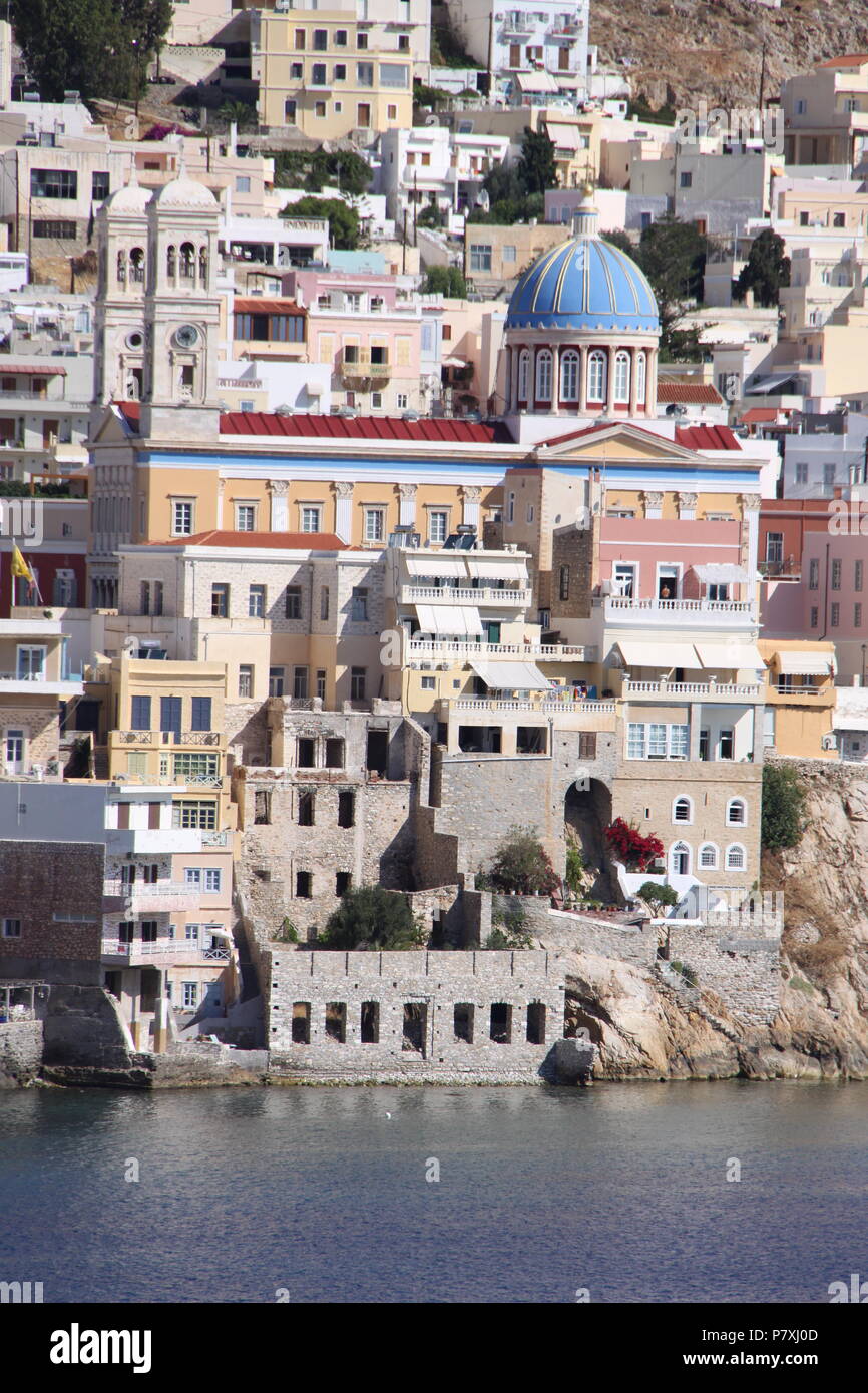 Vista dal mare di Ano Syros e Emoupolis distretti di Syros Island, Egeo Meridionale, Grecia, Peter Grant Foto Stock