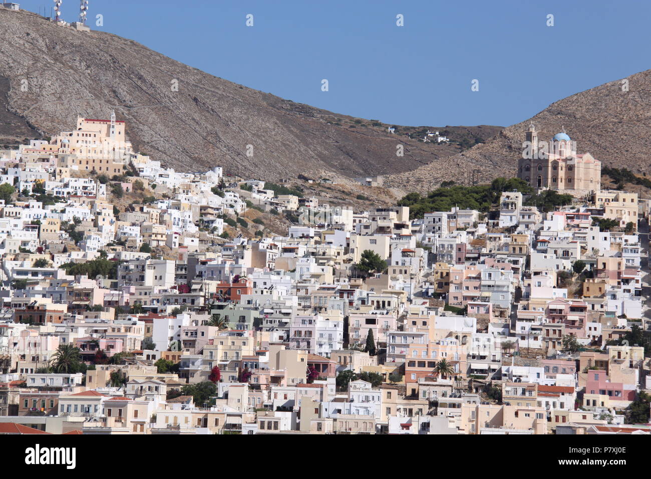 Vista dal mare di Ano Syros e Emoupolis distretti di Syros Island, Egeo Meridionale, Grecia, Peter Grant Foto Stock