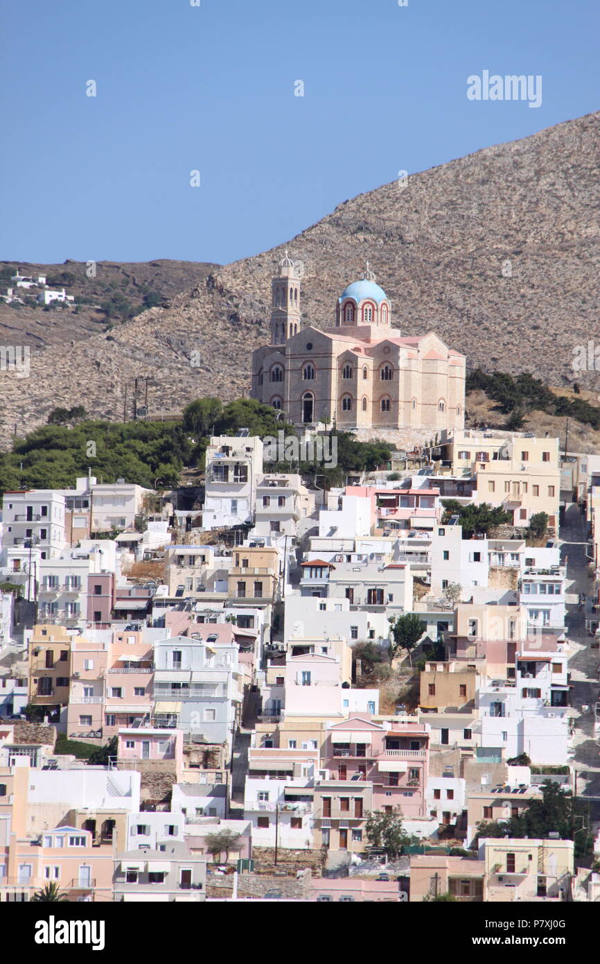 Vista dal mare di Ano Syros e Emoupolis distretti di Syros Island, Egeo Meridionale, Grecia, Peter Grant Foto Stock