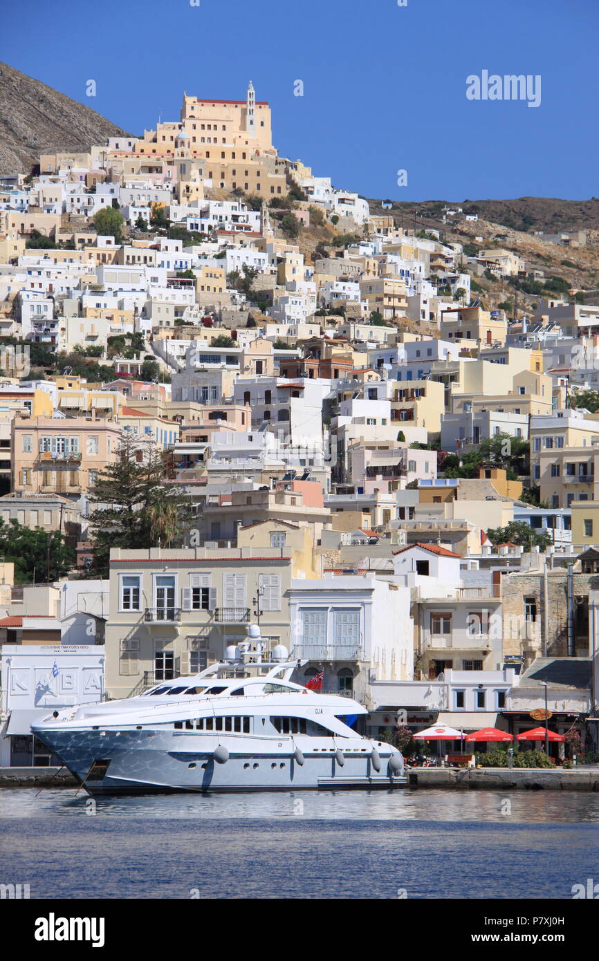 Vista dal mare di Ano Syros e Emoupolis distretti di Syros Island, Egeo Meridionale, Grecia, Peter Grant Foto Stock
