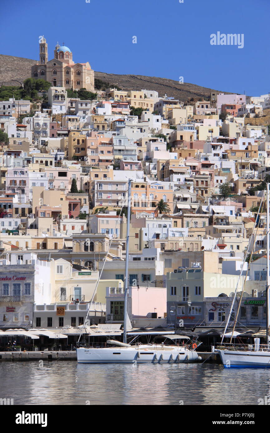 Vista dal mare di Ano Syros e Emoupolis distretti di Syros Island, Egeo Meridionale, Grecia, Peter Grant Foto Stock