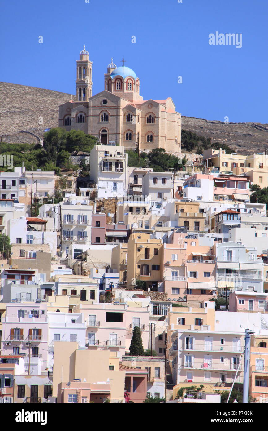 Vista dal mare di Ano Syros e Emoupolis distretti di Syros Island, Egeo Meridionale, Grecia, Peter Grant Foto Stock