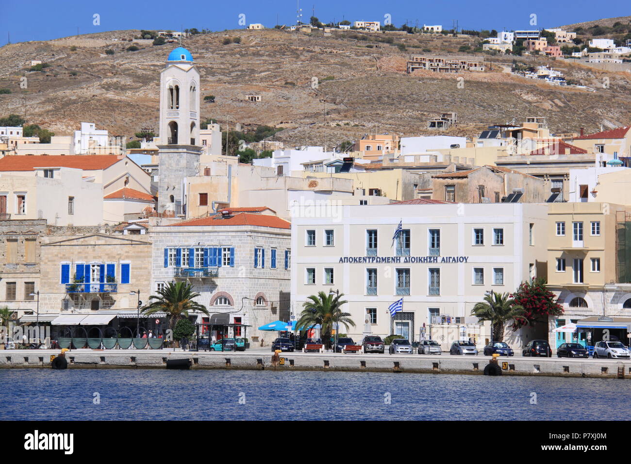 Vista dal mare di Ano Syros e Emoupolis distretti di Syros Island, Egeo Meridionale, Grecia, Peter Grant Foto Stock