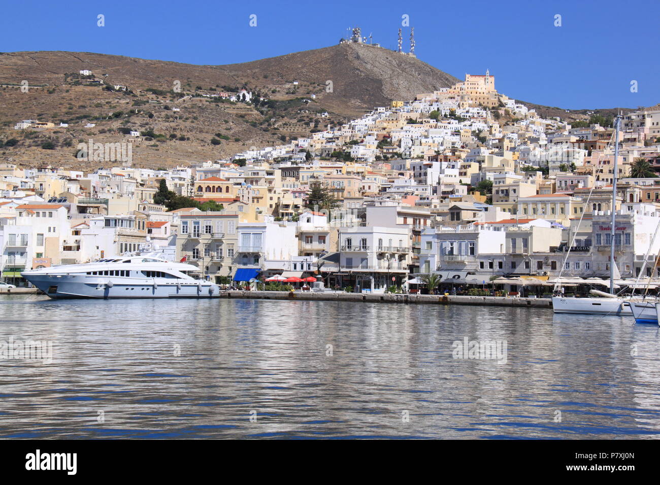 Vista dal mare di Ano Syros e Emoupolis distretti di Syros Island, Egeo Meridionale, Grecia, Peter Grant Foto Stock