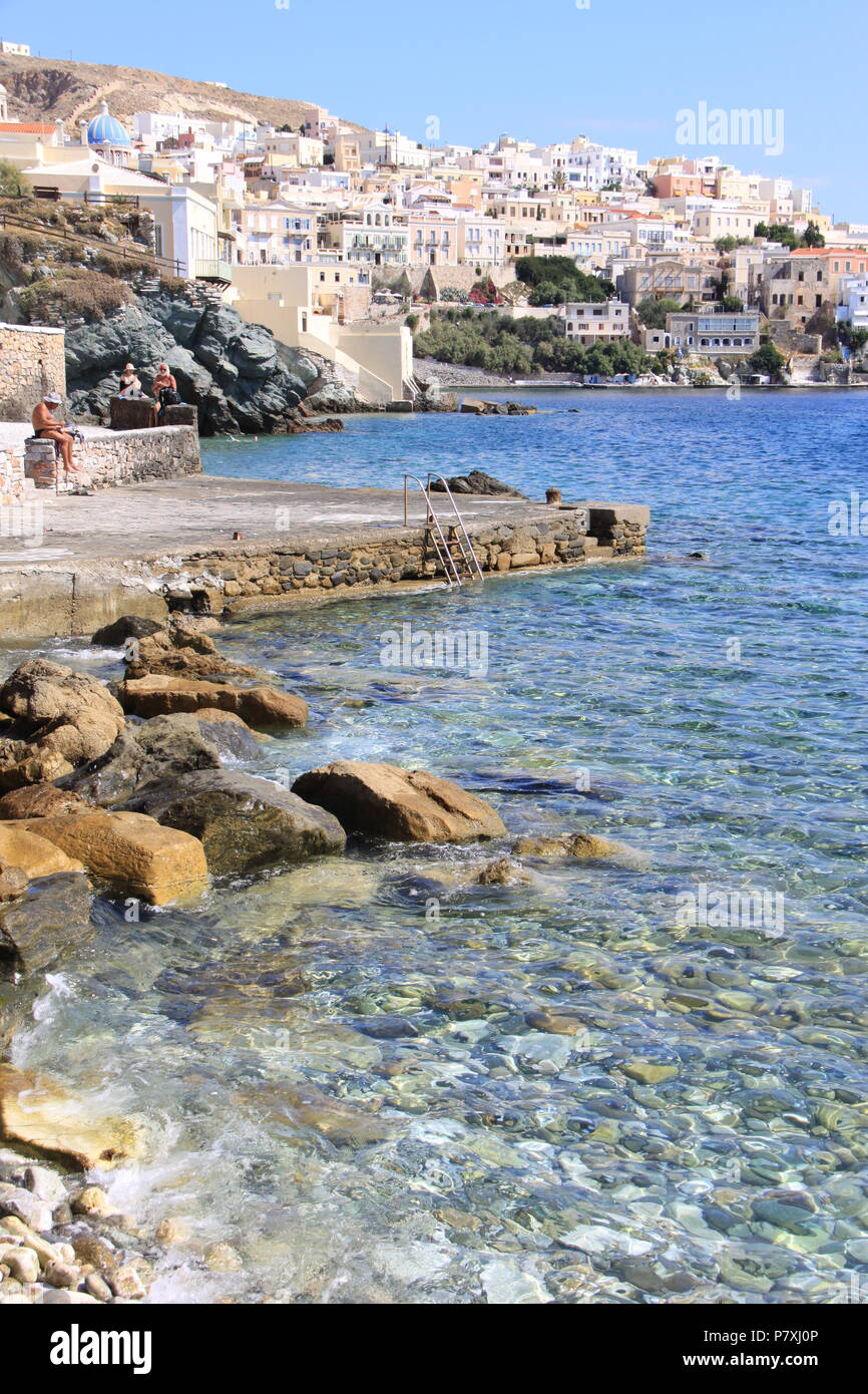 Vista dal mare di Ano Syros e Emoupolis distretti di Syros Island, Egeo Meridionale, Grecia, Peter Grant Foto Stock
