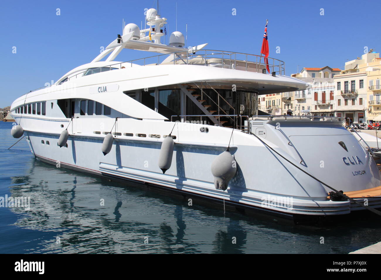 Luxury motor yacht 'Clia" (costruiti da Heesen in Paesi Bassi) ormeggiate nel porto di Emoupolis, Syros Island, a sud del Mar Egeo, Grecia, Peter Grant Foto Stock