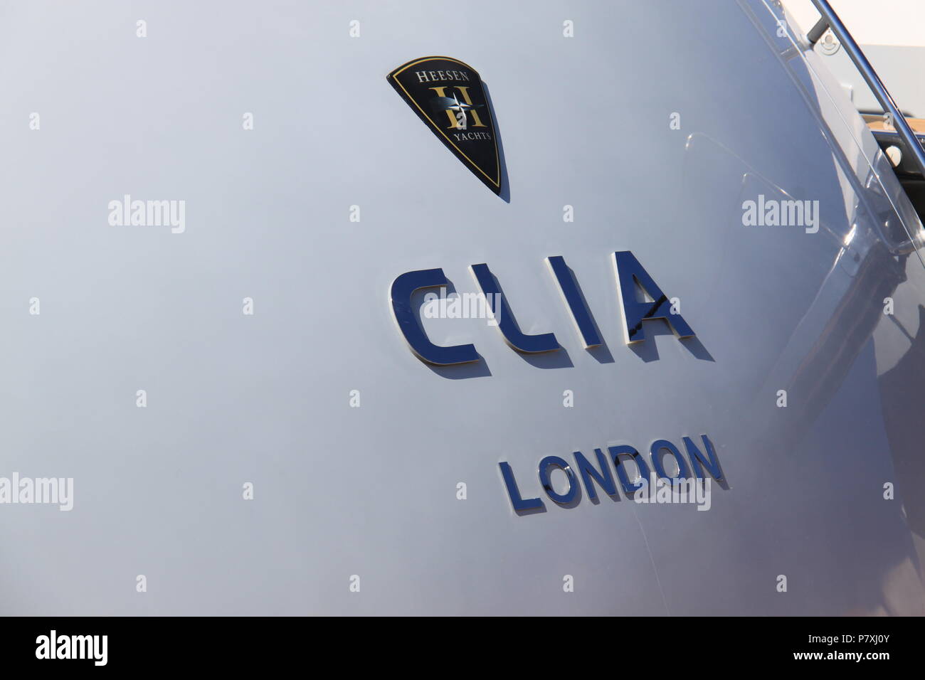 Luxury motor yacht 'Clia" (costruiti da Heesen in Paesi Bassi) ormeggiate nel porto di Emoupolis, Syros Island, a sud del Mar Egeo, Grecia, Peter Grant Foto Stock