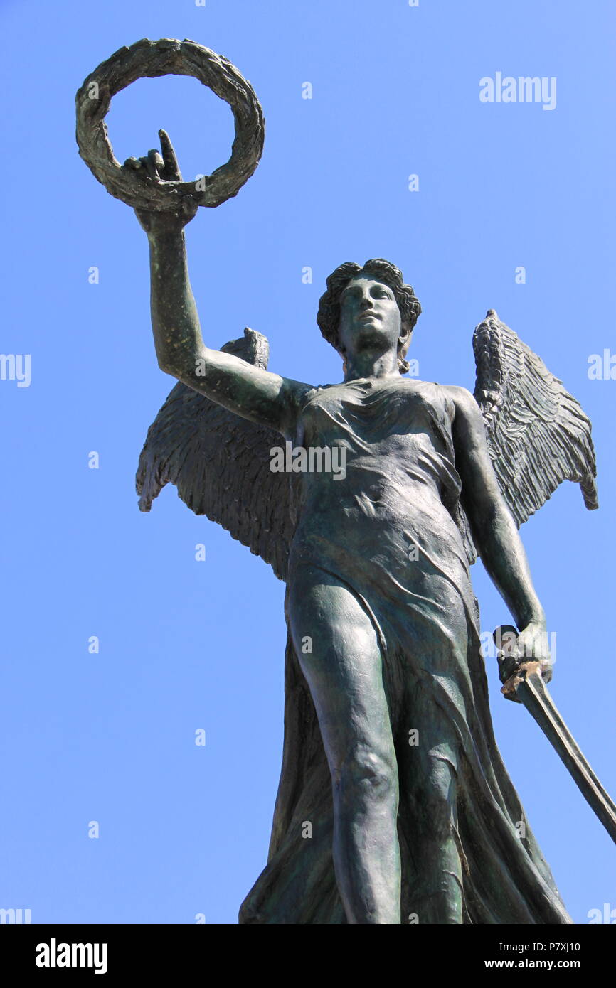 Statua commemora la resistenza greca durante la II Guerra Mondiale situato nel porto di Emoupolis, Syros Island, a sud del Mar Egeo, Grecia, Peter Grant Foto Stock