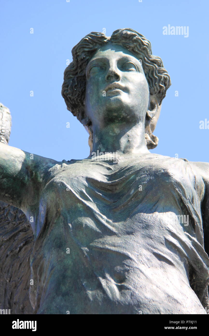 Statua commemora la resistenza greca durante la II Guerra Mondiale situato nel porto di Emoupolis, Syros Island, a sud del Mar Egeo, Grecia, Peter Grant Foto Stock
