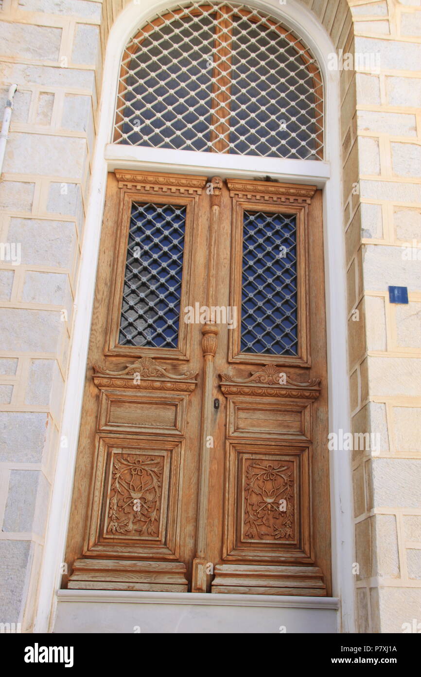 Portale residenziale di real estate in Ano Syros e distretti Emoupolis su Syros Island, a sud del Mar Egeo, Grecia, Peter Grant Foto Stock