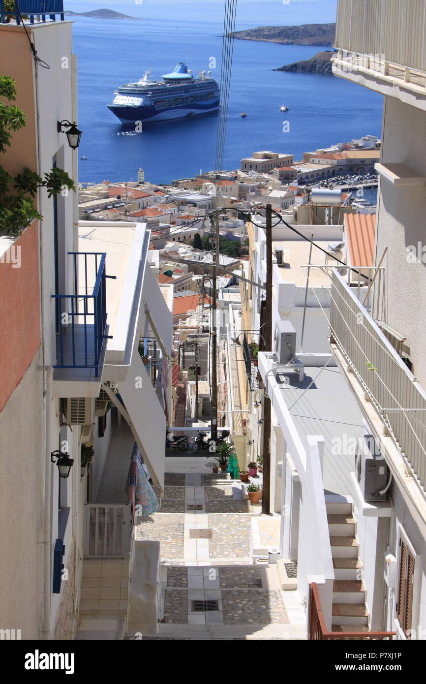 Visualizza in basso da Ano Syros al porto di Emoupolis, Syros Island, a sud del Mar Egeo, Grecia, Peter Grant Foto Stock