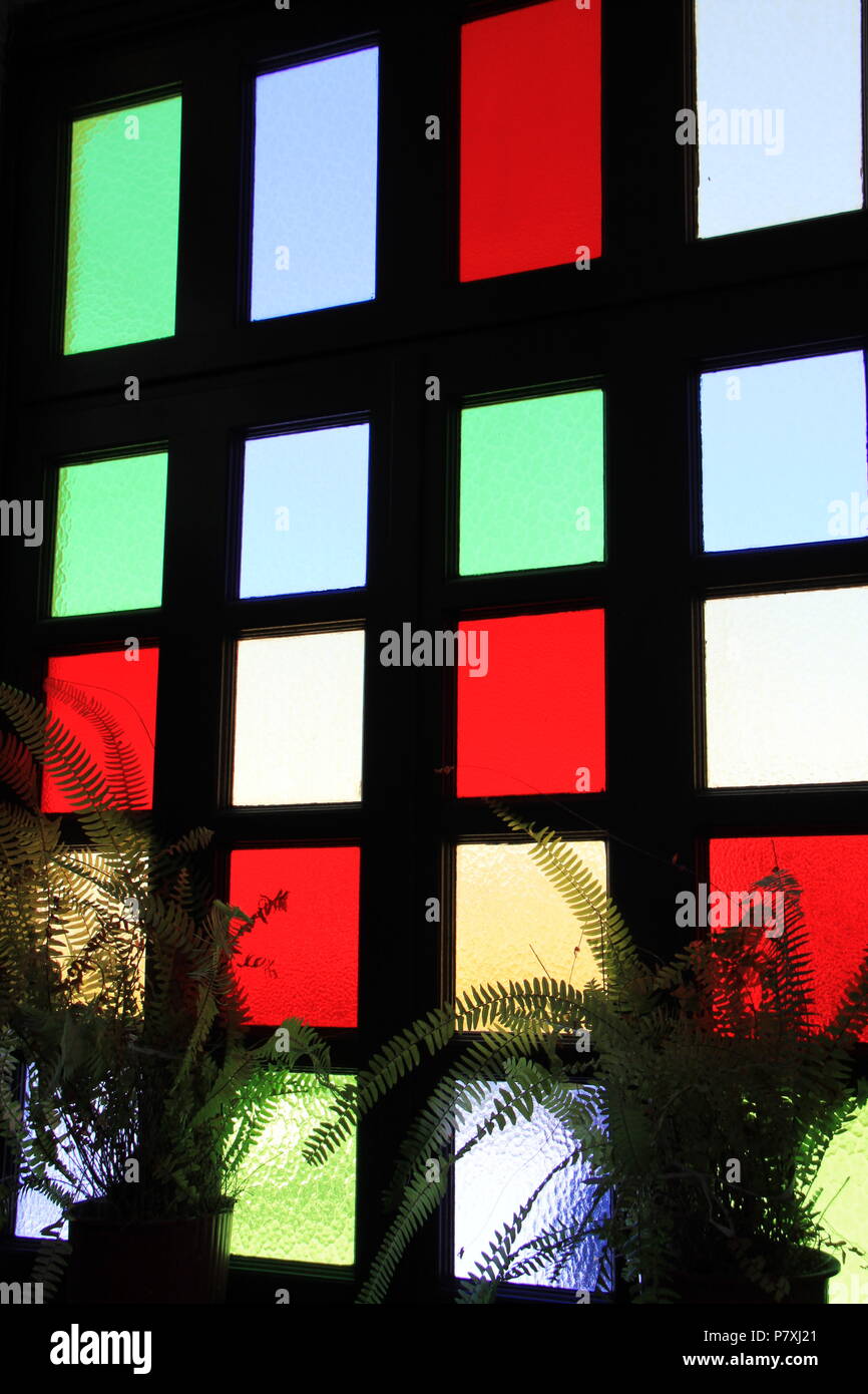 Vetro colorato i vetri in chiesa Anastasi, Ano Syros, Syros Island, a sud del Mar Egeo, Grecia, Peter Grant Foto Stock