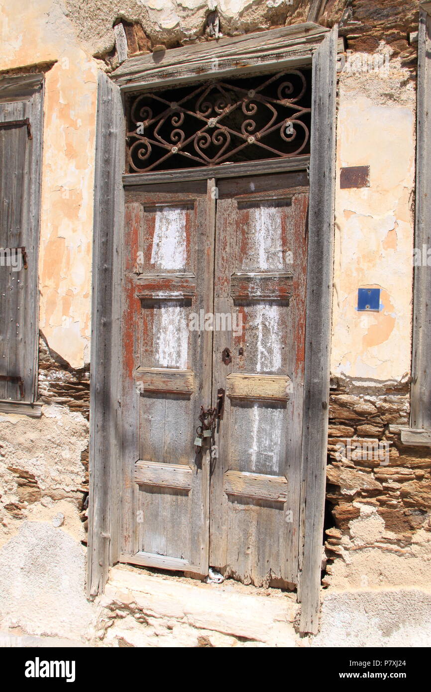 Portale residenziale di real estate in Ano Syros e distretti Emoupolis su Syros Island, a sud del Mar Egeo, Grecia, Peter Grant Foto Stock