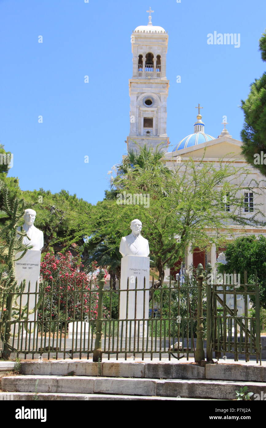 Memorial statue nei motivi del la chiesa di San Nicola, Emoupolis, Syros Island, a sud del Mar Egeo, Grecia, Peter Grant Foto Stock