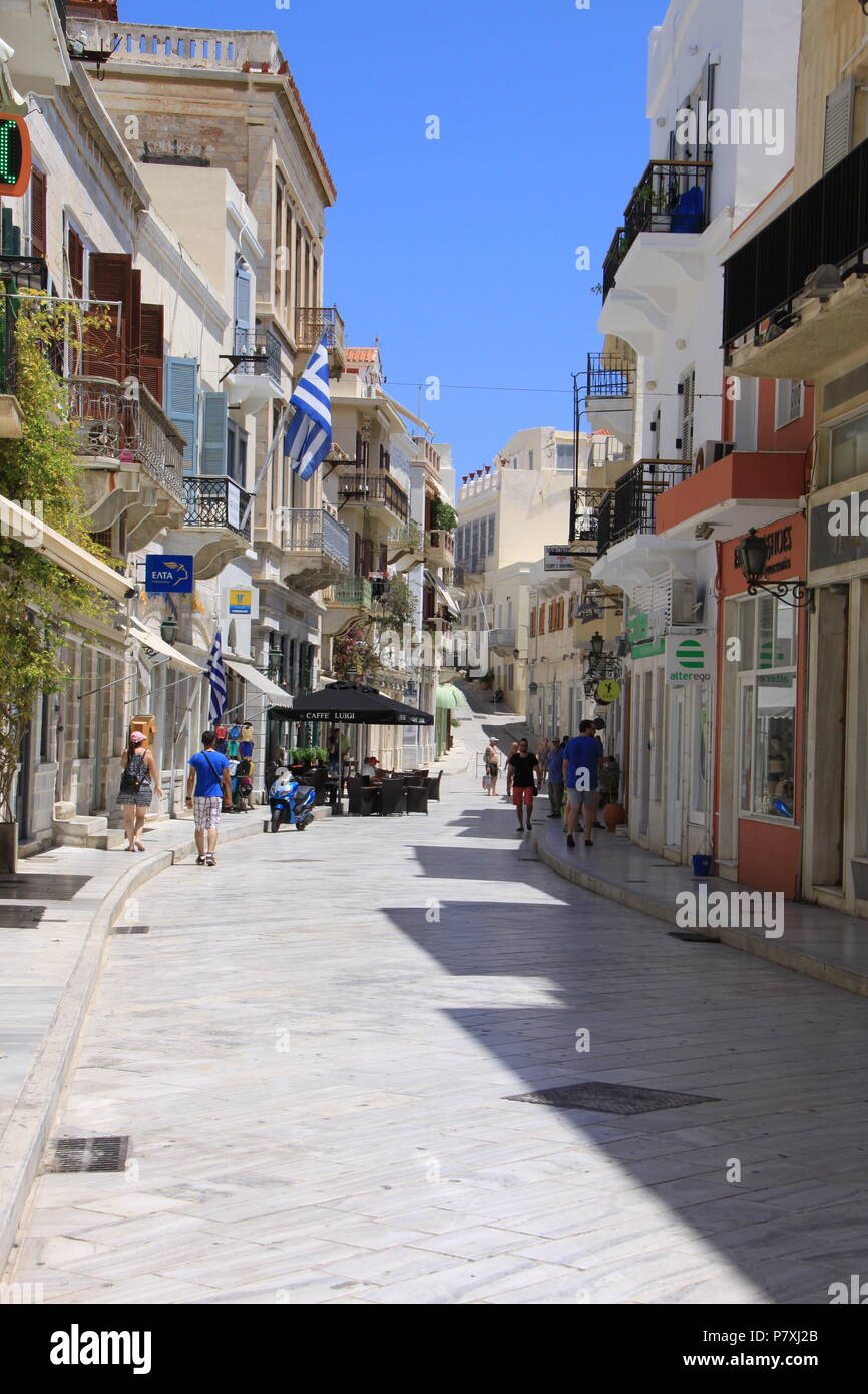 Visualizza in basso in marmo Street nel quartiere Emouplois di Syros Island, a sud del Mar Egeo, Grecia, Peter Grant Foto Stock