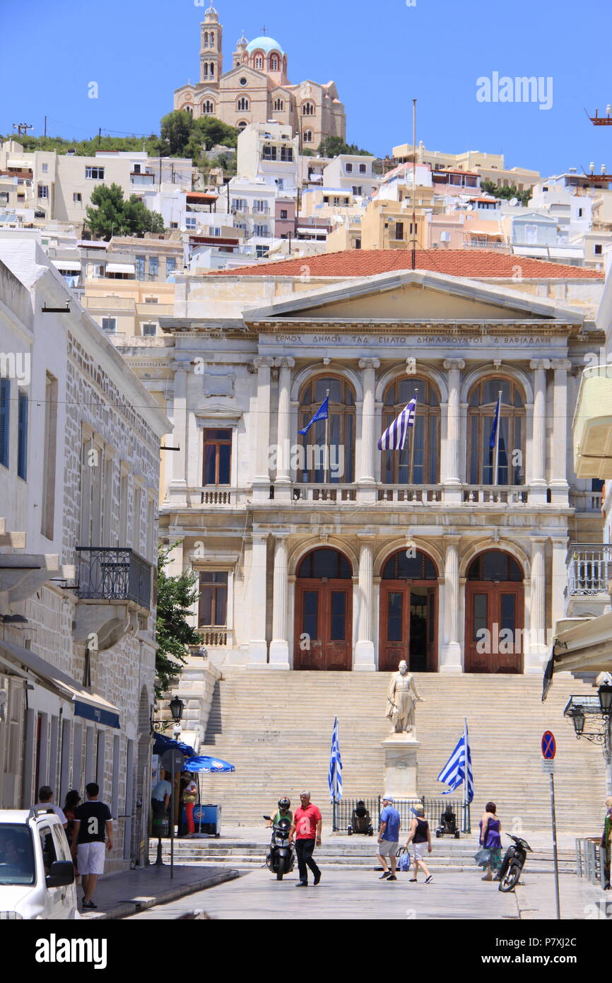 Vista del municipio, piazza Miaoulis, Emoupolis, Syros Island, a sud del Mar Egeo, Grecia, Peter Grant Foto Stock