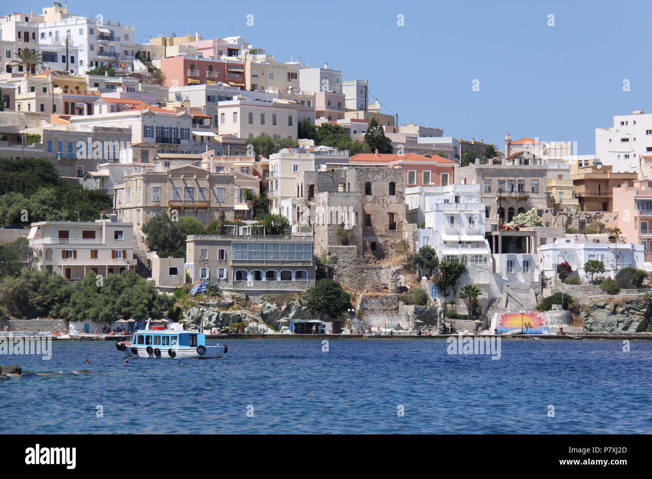 Vista dal mare di Ano Syros e Emoupolis distretti di Syros Island, Egeo Meridionale, Grecia, Peter Grant Foto Stock